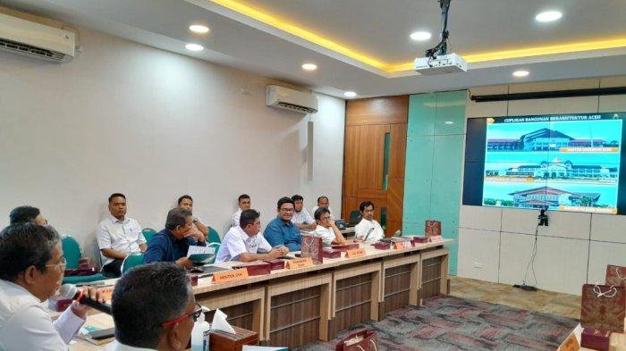 Kepala Biro Pembangunan Setda Aceh, Robby Irza, dan Kadis Perkim Aceh, Muhamnad Adam memberi penjelasan isi Pergub Khas Adat/Budaya Bangunan Aceh pada pengurus Arsitek di Aceh, (Foto: Ist)