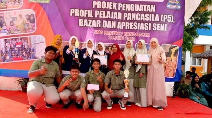 Kepala SMAN 1 Ingin Jaya, Nizariah dan guru pembimbing, foto bersama dengan siswa setelah meraih juara satu lomba P5 di SMAN 7 Banda Aceh. (Foto: ist)