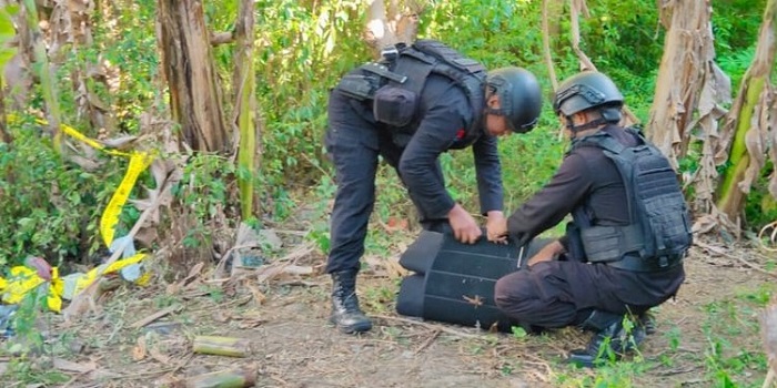 Unit Jibom Sat Brimobda Polda Aceh Saat Melakukan Evakuasi Diduga Penemuan Bahan Peledak di Gampong Pango Raya. (Foto: Ist)