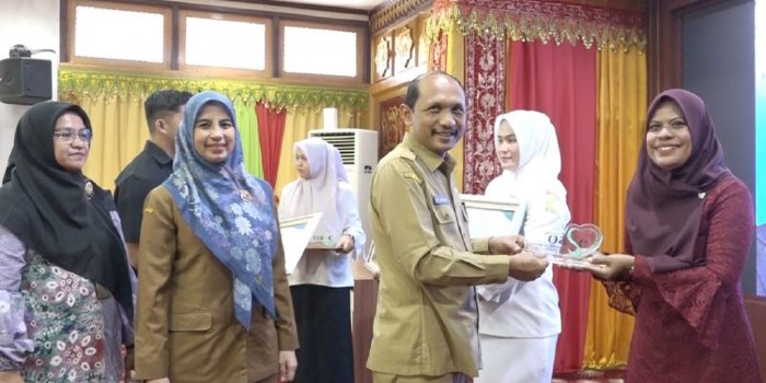 Sekretaris Daerah (Sekda) Aceh yang diwakili oleh Asisten Pemerintahan, Keistimewaan Aceh dan Kesejahteraan Rakyat Sekretaris Daerah Aceh, M Jafar, menyerahkan penghargaan kepada lima (5) perempuan berjasa dan berprestasi di Aceh, Selasa, (6/6/2023). (Foto: Ist)