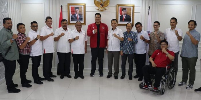 Penjabat (Pj) Gubernur Aceh Achmad Marzuki melakukan pertemuan dengan Menteri Pemuda dan Olahraga Republik Indonesia (Menpora RI) Dito Ariotedjo, di ruang kerjanya, di Jakarta Pusat, Rabu (07/06/2023). Dalam kesempatan yang sama juga ikut perwakilan dari Sumut yang dipimpin Sekdanya, Arief Sudarto Trinugroho. (Foto: Ist)