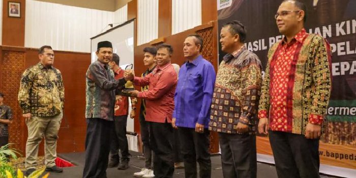 Pemerintah Aceh melalui Badan Perencanaan Pembangunan Daerah (Bappeda) Aceh memberikan penghargaan untuk enam pemerintah kabupaten/kota terbaik yang sukses menurunkan angka stunting tahun 2022, melalui delapan aksi konvergensi. (Foto: Ist)