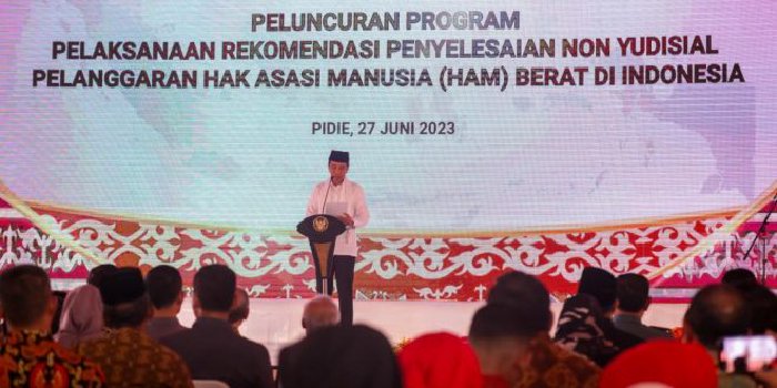 Presiden Republik Indonesia Joko Widodo, menegaskan, saat ini Pemerintah akan terus berupaya memenuhi hak korban dan berkomitmen dengan niat tulus untuk menyelesaikan kasus-kasus pelanggaran HAM Berat di Indonesia. (Foto: Dok. Humas Aceh)