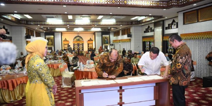 Pemerintah Aceh menandatangani nota kesepakatan dengan sepuluh rumah sakit vertikal Kementerian Kesehatan. Penandatanganan dilakukan langsung Penjabat Gubernur Aceh Achmad Marzuki dengan para direktur dari 10 rumah sakit vertikal kementerian kesehatan, di Meuligoe Gubernur Aceh, Selasa (27/6/2023). (Foto: Ist)