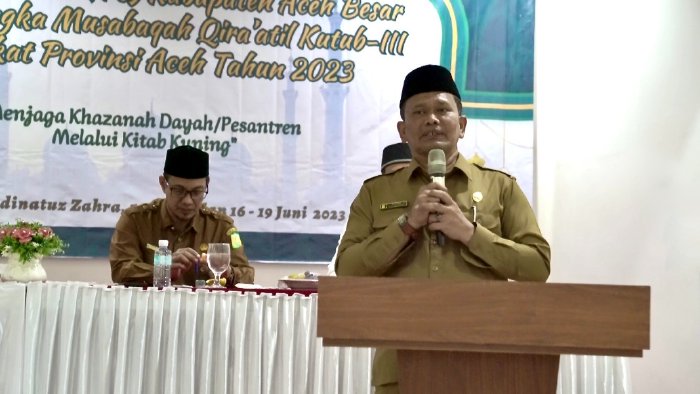 Pj Bupati Aceh Besar, Muhammad Iswanto SSTP MM yang diwakili Staf Ahli bidang Perekonomian, pembangunan dan keuangan, Ir Makmun MT memberikan sambutan pada pembukaan TC Aceh Besar Musabaqah Qira'atil Qutub-III Tingkat Provinsi Aceh Tahun 2023. (Foto: Ist)