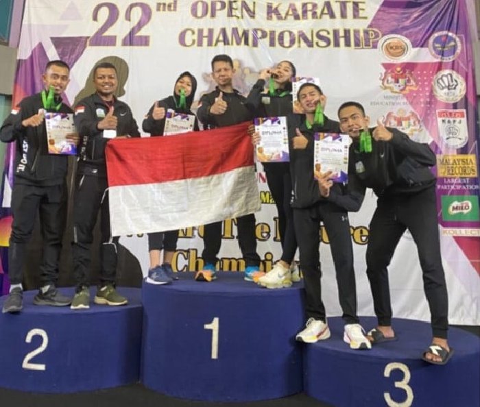 Foto bersama atlet dan pelatih Tim Karate Aceh usai pengalungan medali pada Kejuaraan Internasional Milo Open Championship Malaysia 2023. (Foto: Ist)