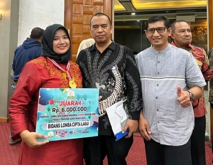 Alissia Ramadhani Arisandi, siswi kelas XI Jurusan Teknik Komputer Jaringan (TKJ) di SMKN 1 Sinabang Kab. Simeulue, meraih juara satu di ajang Festival dan Literasi Seni Siswa (FLS2N) 2023 tingkat Provinsi Aceh pada cabang lomba lomba cipta lagu. (Foto: Ist)