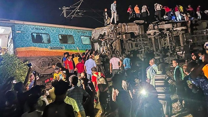 Sebanyak 288 orang dinyatakan meninggal dunia dan 850 orang lainnya mengalami luka-luka dalam insiden tabrakan kereta api di negara bagian Odisha timur Negara India pada Sabtu, (3/6/2023). (CNBCInternasional.com)