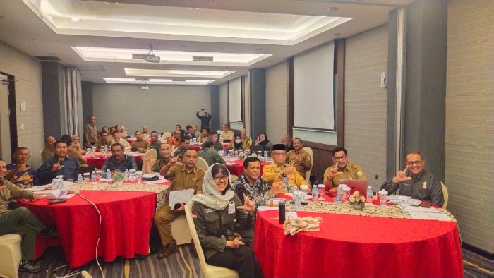 Pj Bupati Aceh Besar Muhammad Iswanto S.STP, MM melalui Asisten Perekonomian dan Pembangunan, M. Ali, S.Sos, M.Si sedang menghadiri Rapat Pembahasan Strategi Jangka Panjang Penanganan Interaksi Negatif Antara Manusi dan Gajah. (Foto: Ist)