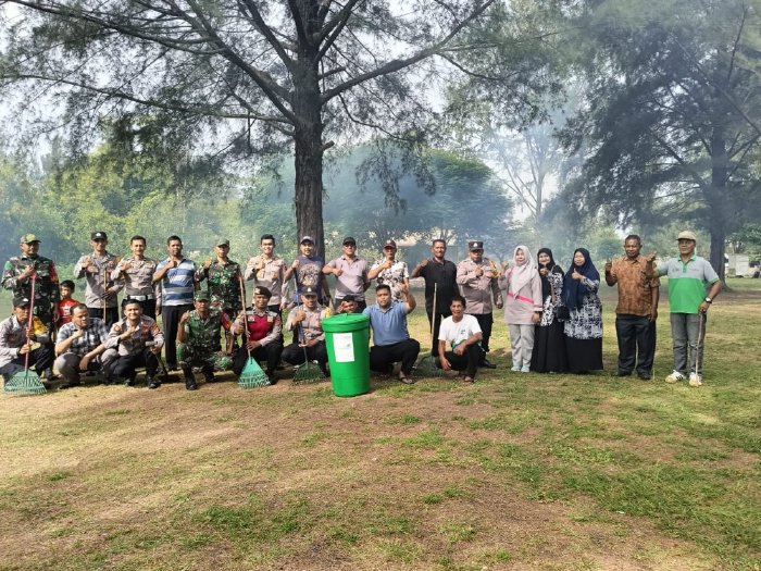 Kadisparpora bersama anggota Polri foto bersama usai melakukan pembersihan Pantai Lampuuk, Kecamatan Lhoknga, Kamis (13/7/2023). (Foto: ist)