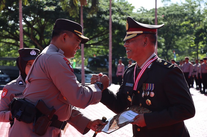Kepala Kepolisian Resosr (Kapolres) Aceh Besar AKBP Carlie Syahputra Bustamam  memimpin upacara kenaikan pangkat 25 Personel dan pelepasan 3 Personel Purnabakti Polres Aceh Besar, di lapangan Apel Mapolres Aceh Besar. Senin (03/07/2023). (Foto: Ist)