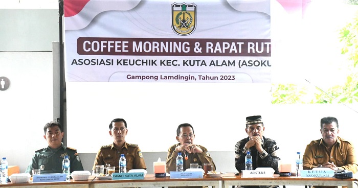 Plh Wali Kota Banda Aceh Amiruddin bersilaturahmi dengan Asosiasi Keuchik Kuta Alam (Asokulam), tokoh adat dan tokoh agama se-Kecamatan Kuta Alam dalam acara Coffee Morning dan rapat rutin, Selasa (11/7/2023). (Foto: Ist)