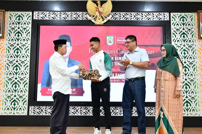Plh Wali Kota Banda Aceh Amiruddin melepas secara resmi keberangkatan Al-Fathir Rayan Pratama, Calon Pasukan Pengibar Bendera Pusaka (Capaska) tingkat nasional di pendopo wali kota. (Foto: Ist)