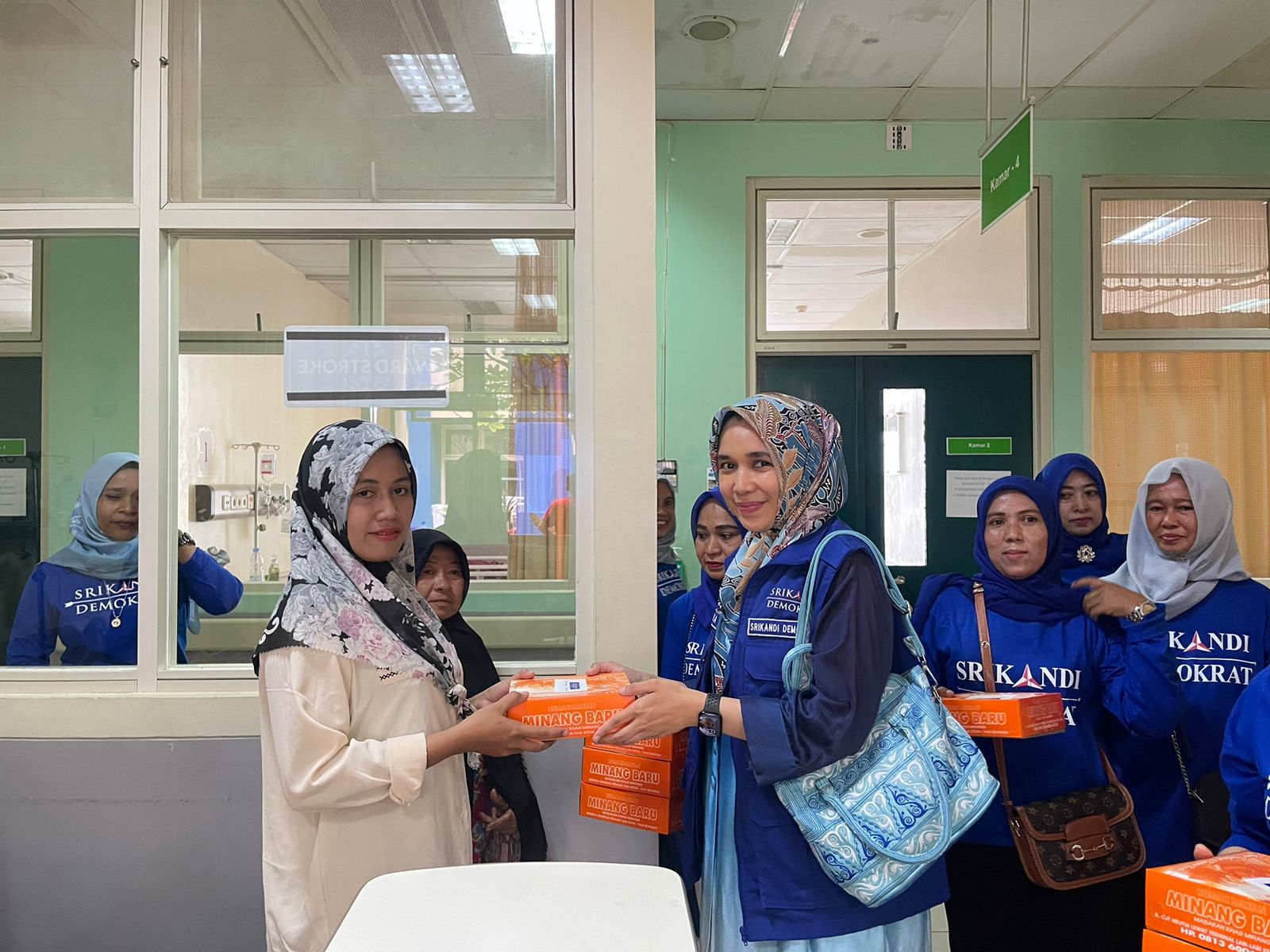 Srikandi Demokrat Aceh Kembali Bagikan Nasi Kotak untuk Keluarga Pasien RSUDZA