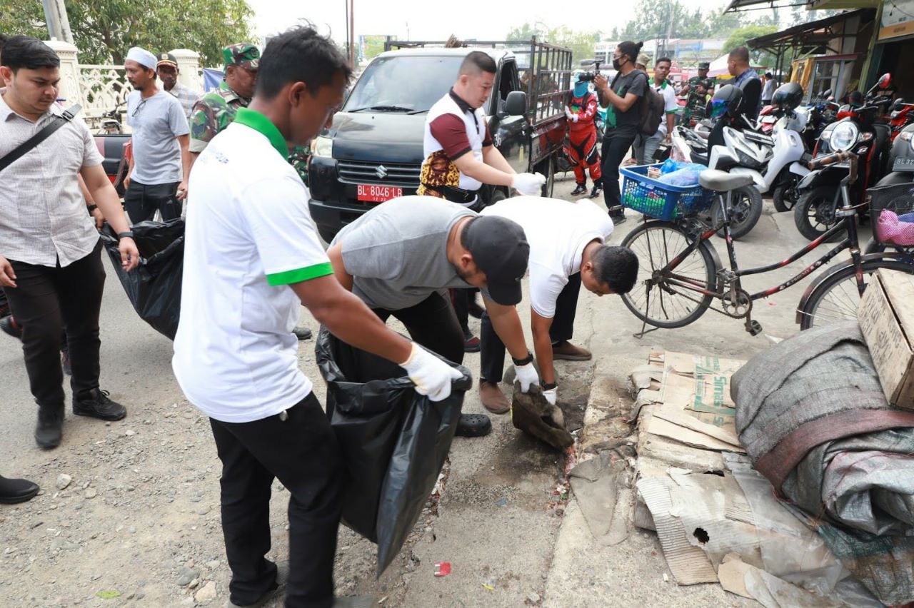 Pemkab Aceh Besar Kembali Adakan Aksi 1 Jam Pungut Sampah di Pasar Induk Lambaro