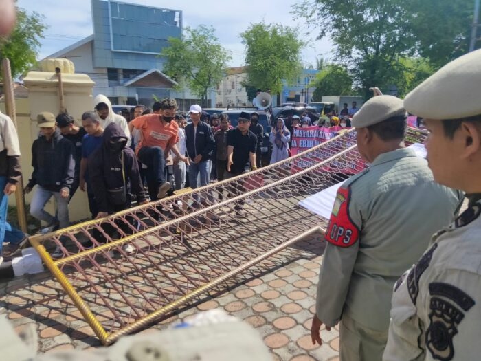 Peserta aksi menggruduk pintu utama kantor Dewan Perwakilan Rakyat Aceh pada Rabu (5/7/2023). Foto: Nukilan/Reji