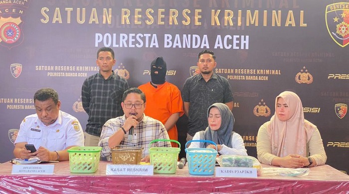 Kepolisian Resor Kota (Polresta) Banda Aceh berhasil meringkus pelaku eksploitasi anak di bawah umur dengan modus berjualan jambu potong di tempat keramaian ataupun di warung kopi dan juga di setiap perempatan lampu merah yang ada di Kota Banda Aceh. (Foto: Ist)