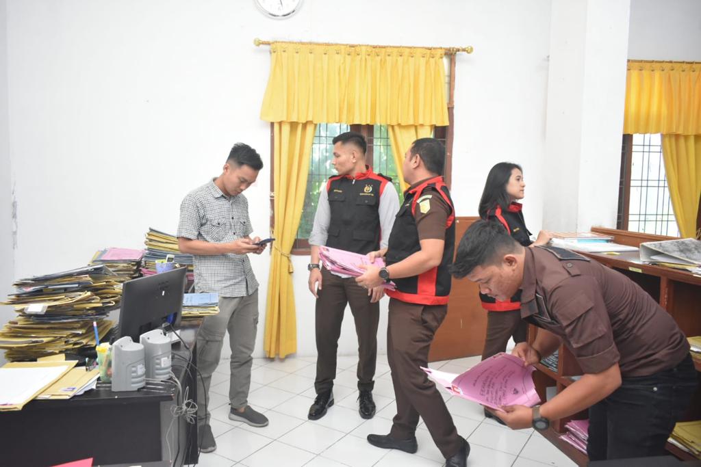 Kejari Bireuen Geledah Kantor PT BPRS Kota Juang Terkait Dugaan Korupsi