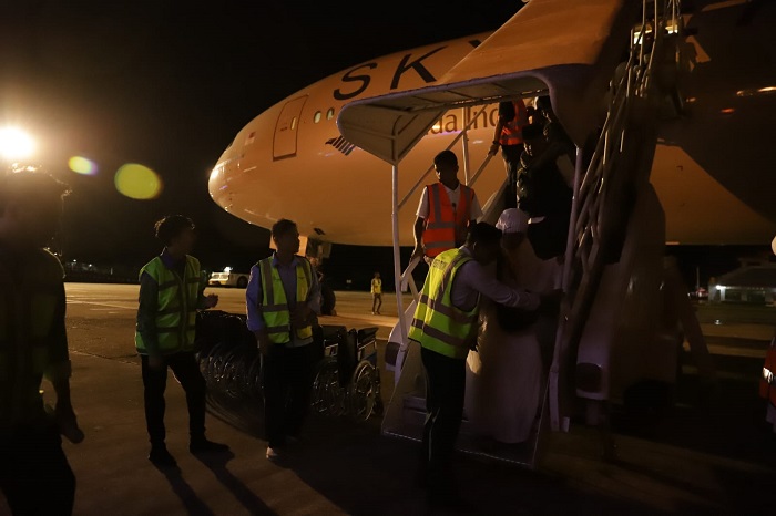 Para 390 Jemaah haji Aceh yang tergabung dalam kelompok terbang (kloter) BTJ-07 telah tiba di bandara Sultan Iskandar Muda (BTJ), pukul 02.21 Waktu Indonesia Barat (WIB) pada Selasa (11/7/2023). (Foto: Ist)