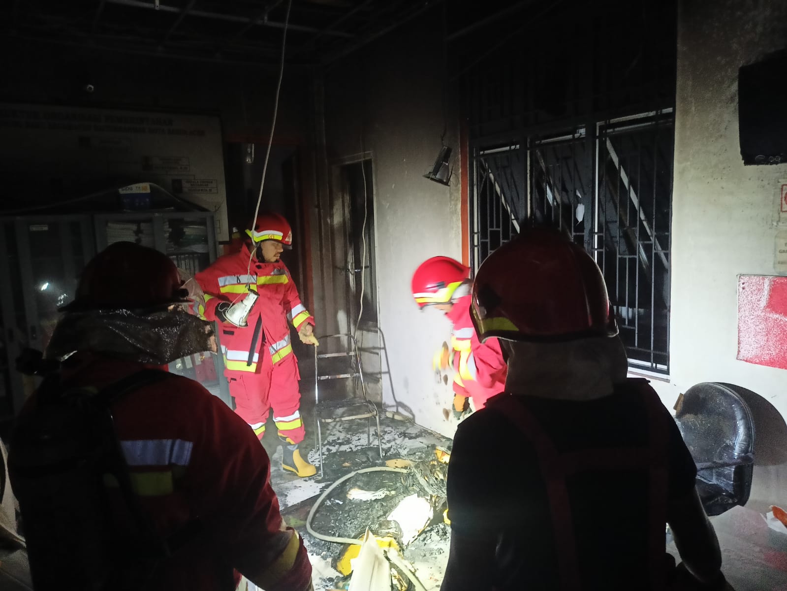 Kondisi terbakarnya Kantor Keuchik Gampong Baru.