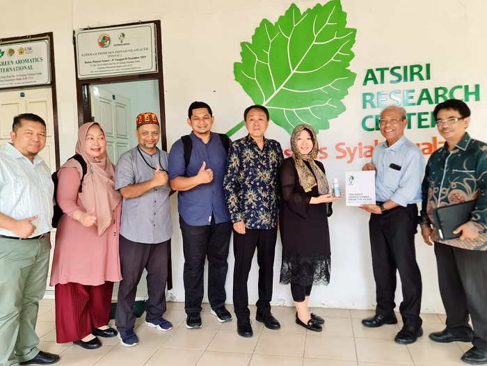 Konsul Jenderal Jepang Kantor Perwakilan Medan Takonai Susumu dan istri begitu terkesan dengan berbagai produk inovasi nilam yang dikembangkan dari hasil riset ARC-PUIPT Nilam Aceh Universitas Syiah Kuala. Hal ini disampaikannya saat melakukan kunjungan ke Universitas Syiah Kuala, Jumat (14/7/2023). (Foto: Ist)