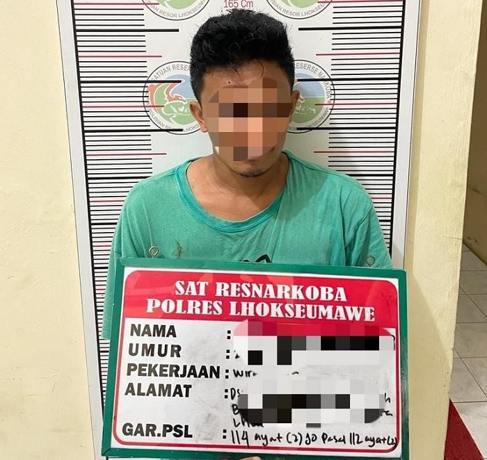 Tim Opsnal Satresnarkoba Polres Lhokseumawe menciduk seorang tersangka penjual sabu-sabu di Desa Meunasah Blang, Kecamatan Muara Dua, Kota Lhokseumawe, Jumat (14/7/2023). (Foto: Ist)
