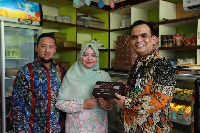 Pelaku UMKM di Sabang mengapresiasi Bank Aceh terhadap dukungan yang diberikan kepada mereka. Pembiayaan UMKM yang diperoleh melalui berbagai skema syariah berhasil menaikkan omset yang mereka peroleh. Selain itu, jangkauan pasar terhadap produk yang dihasilkan lebih luas serta terhadap kualitas yang dihasilkan. (Foto: Ist)