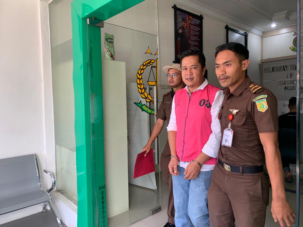 Jaksa tahan mantan bendahara Didagkop UKM Aceh Tengah berinisial AP terkait dugaan tindak pidana korupsi penggunaan dana Ganti Uang (GU). (Foto: Ist)