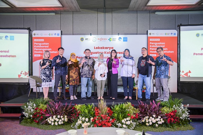 Menurut hasil survei UNICEF dan Nielsen pada kwartal satu 2023, sekitar
lima dari sepuluh warga Indonesia rentan terhadap serangan hoaks. Hal ini dikarenakan mereka belum mampu mengenali ciri-ciri hoaks. (Foto: Ist)
