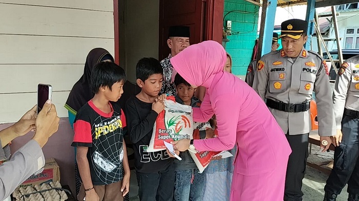 Kapolres Simuelue serahkan kunci hasil bedah rumah dan beberapa sembako bansos untuk membantu salah salah satu warga di desa Suka Maju, Kecamatan Simuelue Timur, Minggu (2/7/2023). (Foto: Ist)