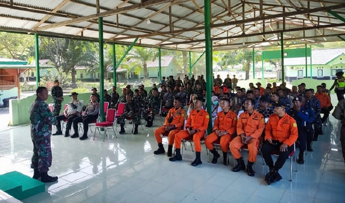 Personel Sat Samapta Kepolisian Resor (Polres) Kabupaten Simeulue ikuti latihan penanggulangan bencana alam bersama personil Tentara Nasional Indonesia (TNI) yang berlangsung di lapangan Kodim 0115 Simeulue, Jumat (7/7/2023). (Foto: Ist)