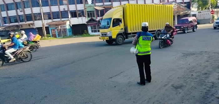 Kepolisian Lalu Lintas (Polantas) Kepolisian Resor (Polres) kota Lhokseumawe melakukan sosialisasi tertib berlalu lintas kepada pengguna jalan raya di bundaran Pos Lantas Cunda, Muara Dua, Kota Lhokseumawe, Jumat (7/7/2023). (Foto:  Ist)