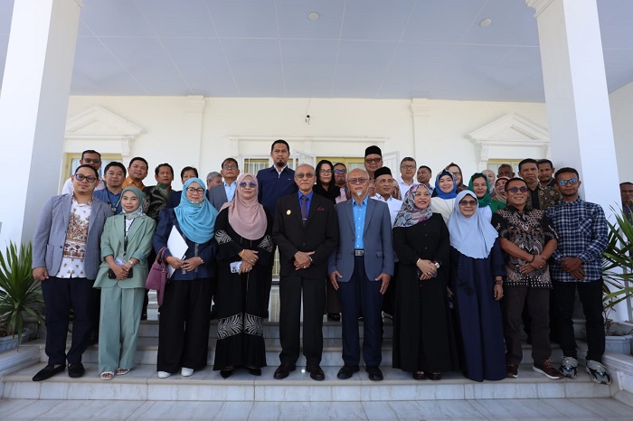 Puluhan perwakilan Bangsa Moro yang tergabung dalam Bangsa Moro Transition Authority Committee on Social Service and Development melakukan pertemuan dengan Wali Nanggroe Aceh Paduka Yang Mulia Tgk. Malik Mahmud Al Haythar, di Meligoe Wali Nanggroe, Aceh Besar, Jumat (7/7/2023). (Foto: Ist)