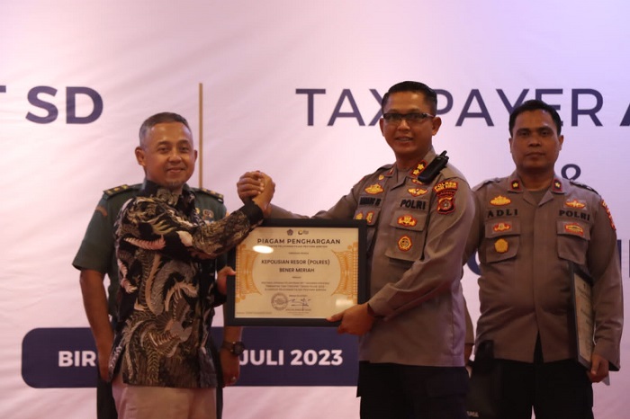 Kepolisian Resor (Polres) Bener Meriah menerima Penghargaan Tax Payer Award and Tax Gathering dari Kantor Pelayanan Pajak (KPP) Pratama Bireuen, di aula KPP Pratama Bireuen, Rabu (26/7/2023). (Foto: InfoPublik)