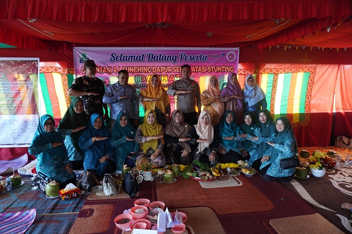 Dinas Pemberdayaan Perempuan, Perlindungan Anak dan Keluarga Berencana (DP3AKB) berkolaborasi dengan TP-PKK Kabupaten Simeulue dan Ikatan Adhyaksa Darmakarini (IAD) Kejaksaan Negeri Simeulue mengadakan Orientasi dan Launcing Dapur Sehat atasi Stunting (DASHAT), di Desa Labuan Bakti Kecamatan Teupah Selatan. (Foto: Ist)