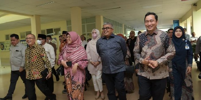 Sekretaris Daerah Aceh Bustami, didampingi Direktur Rumah Sakit Umum Daerah dr Zainoel Abidin (RSUDZA) Isra Firmansyah dan Kepala Dinas Kesehatan Aceh Hanif, mendampingi rombongan Komisi IX DPR RI, saat melakukan kunjungan kerja ke RSUDZA, Minggu (167/2023) sore. (Foto: Ist)