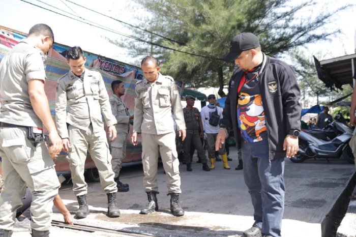 Pj Bupati Aceh Besar Lakukan Pengecekan dan Aksi 1 Jam Pungut Sampah di MPP Lambaro