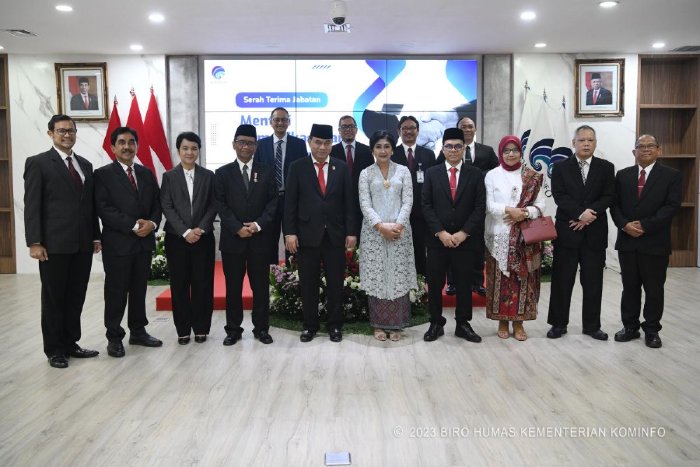 Menteri Koordinator Bidang Politik, Hukum, dan Keamanan (Menkopolhukam) selaku Pelaksana Tugas Menteri Komunikasi dan Informatika, Mahfud MD, menyerahkan tugas kementerian kepada Budi Arie Setiadi sebagai Menteri Kominfo yang baru dilantik oleh Presiden Joko Widodo di Istana Negara, Jakarta Pusat. (Foto: Ist)