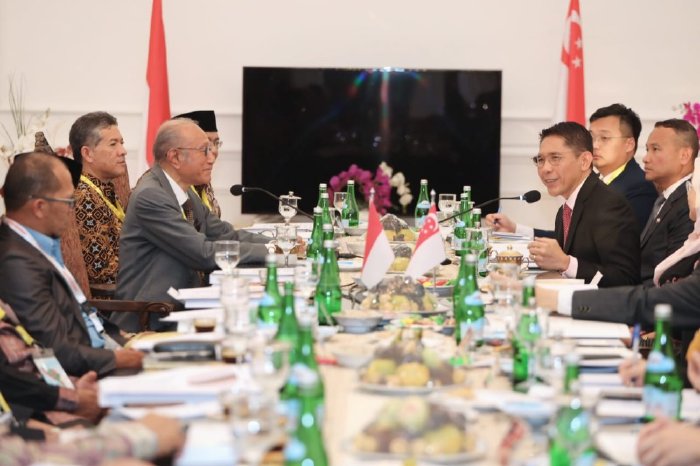 Menteri Kedua Pendidikan dan Luar Negeri Singapura Mohammad Maliki Bin Osman mengadakan pertemuan khusus dengan Wali Nanggroe Aceh Paduka Yang Mulia Tgk. Malik Mahmud Al Haythar, di Meuligoe Wali Nanggroe, Aceh Besar. (Foto: Ist)