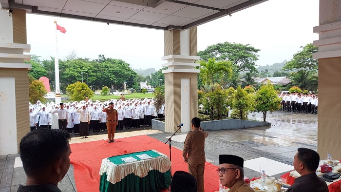Penjabat (Pj) Bupati Simeulue, Ahmadlyah, S.H, secara resmi menyerahkan SK kepada ratusan Pegawai Pemerintah dengan Perjanjian Kerja (PPPK) formasi tahun 2022, di halaman Kantor Bupati setempat, pada Selasa (1/8/2023). (Foto: Ist)