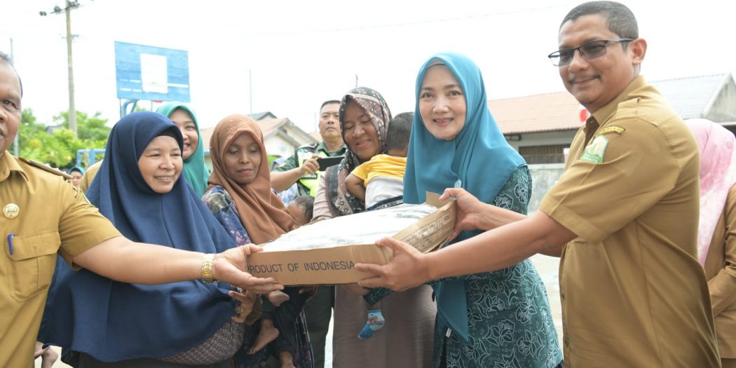 Cegah Stunting, Ayu Marzuki Bagikan 650 Kilogram Ikan Dencis