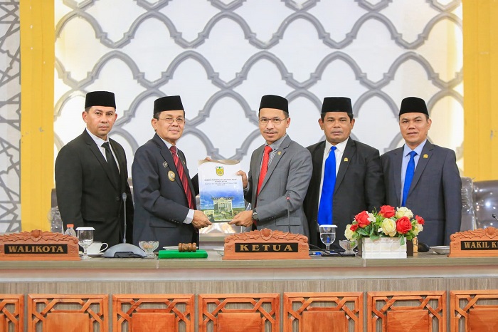 Penjabat (Pj) Wali Kota Banda Aceh Amiruddin menyerahkan Rancangan Kebijakan Umum APBK dan Prioritas Plafond Anggaran Sementara (RKUA-PPAS) tahun anggaran 2024 kepada pihak legislatif, Senin (14/8/2023). (Foto: Ist)