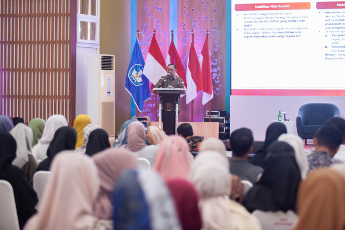Deputi Gubernnur BI, Juda Agung saat memaparkan program BI Mengajar di USK.