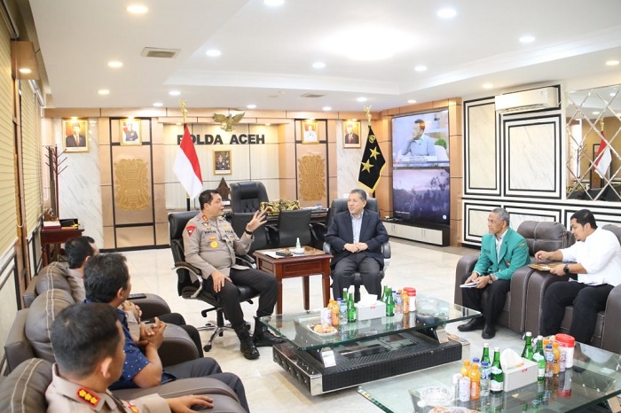 Rektor USK saat melakukan audiensi dengan Kapolda Aceh, Irjen Ahmad Haydar bersama Wakapolda, Brigjen Syamsul Bahri di ruang kerja Kapolda Aceh, Selasa (1/8/2023). (Foto: Ist)