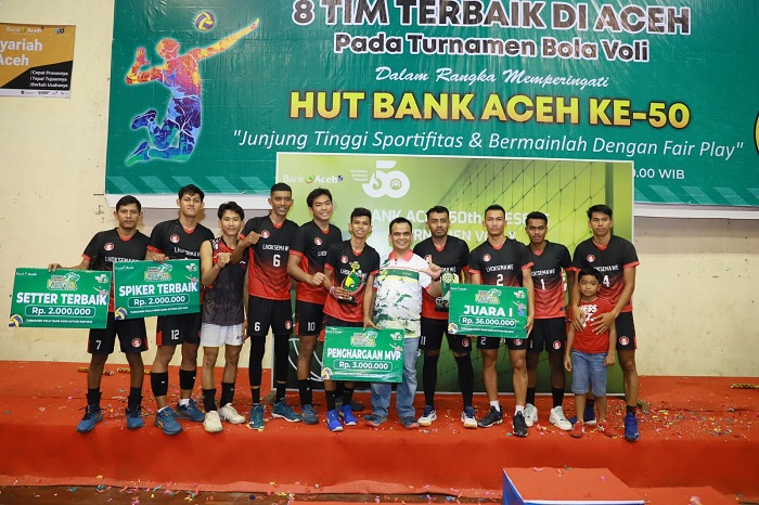 Tim Livoli Kota Lhokseumawe, Singapore VC tampil sebagai juara turnamen bola voli Bank Aceh Action Cup 2023. Kepastian itu diperoleh setelah mengalahkan Pambers Beurawe VC dengan kemenangan 3 set dengan skor 3-1 (21-25, 28-25, 25-15, dan 25-21). (Foto: Ist)