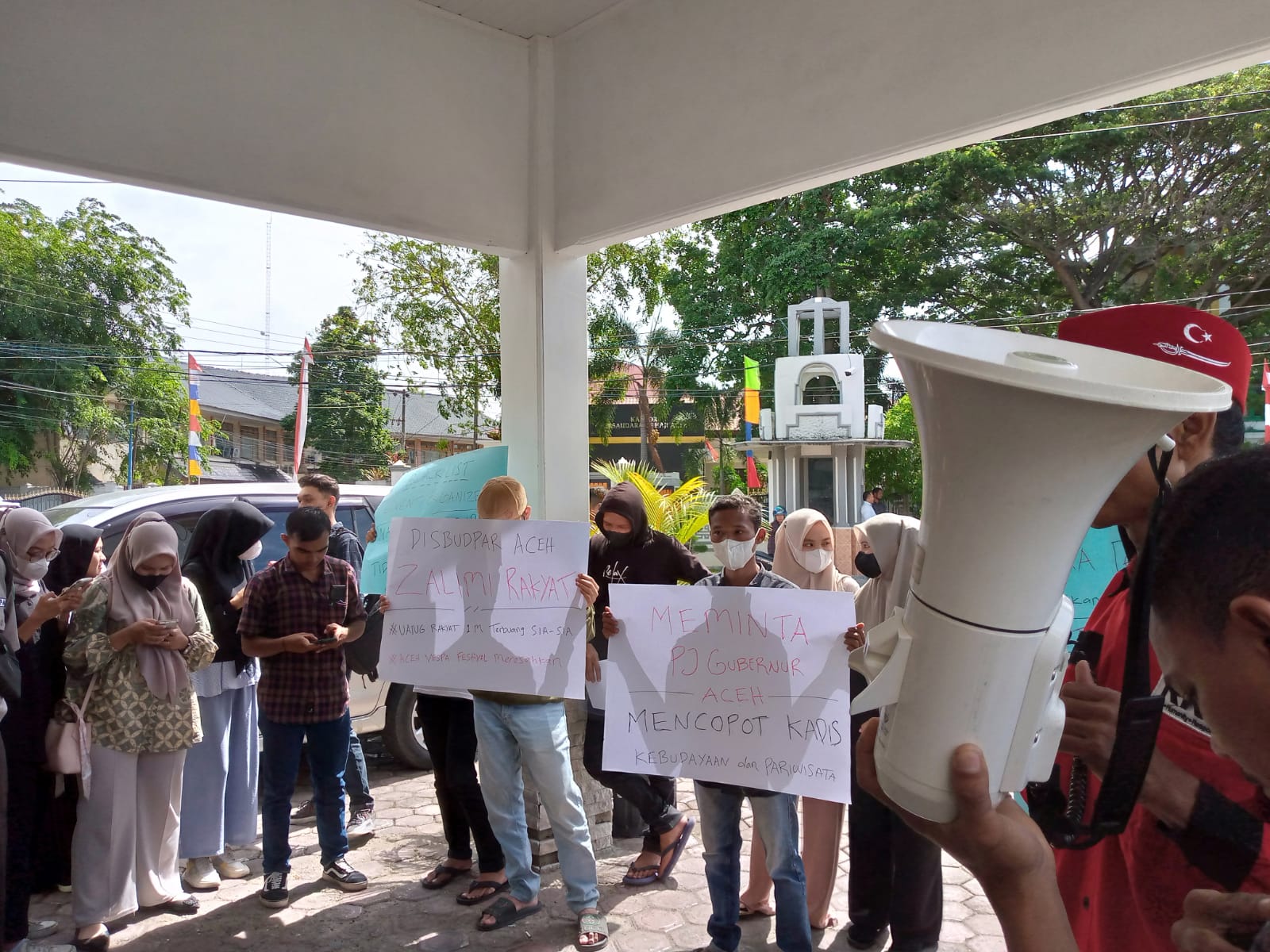 Mahasiswa menggelar aksi unjuk rasa di depan kantor Disbudpar Aceh. (Foto: Nukilan/Sammy)