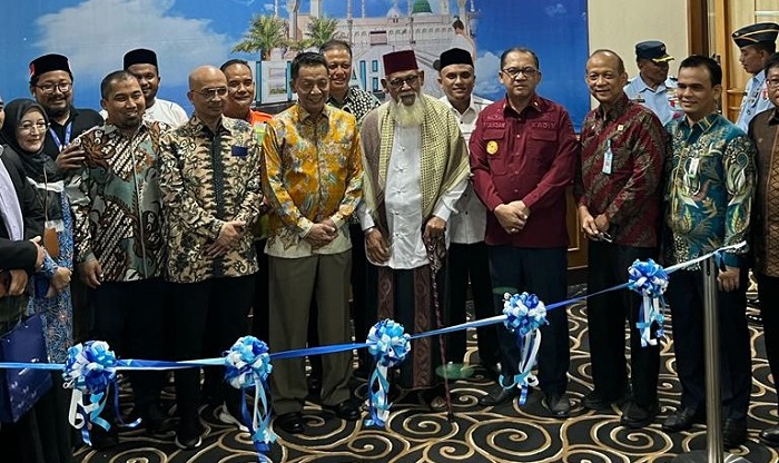 Dalam rangka Inagurasi Penerbangan Umroh Perdana Garuda Indonesia, Plt. Kakanim Kelas I TPI Banda Aceh, Gindo Ginting, beserta jajaran struktural Kantor Imigrasi Kelas I TPI Banda Aceh turut mendampingi Kepala Divisi Keimigrasian Kantor Wilayah Kemenkumham Aceh, Filianto Akbar. (Foto: Ist)