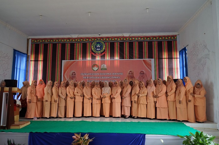 Ketua Dharma Wanita Persatuan (DWP) Dinas Pendidikan Aceh, Malawani Alhudri, mengambil sumpah dan melantik kepengurusan DWP Cabang Dinas Pendidikan Wilayah Gayo Lues dan DWP Cabang Dinas Aceh Tenggara. (Foto Ist)