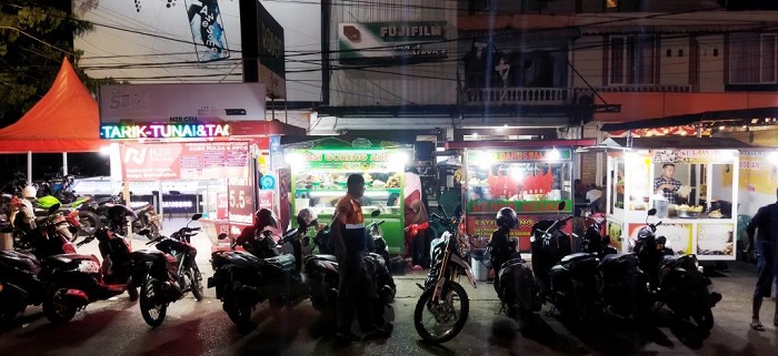 Suasana warung kopi di Simpang Galon, Kopelma Darussalam, Kecamatan Syiah Kuala, Banda Aceh, Jumat (11/8/2023). (Foto: Nukilan.id/Sammy)