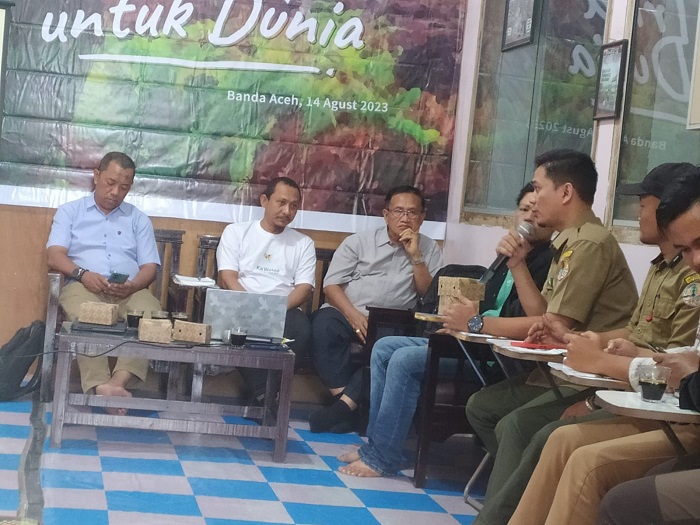 Aceh Wetland Foundation (AWF) bersama dengan Tropical Forest Conservation Action (TFCA) Sumatera, Lembaga Swadaya Masyarakat (LSM) lingkungan hidup di Aceh dan beberapa media mainstream dan beberapa, adakan kegiatan diskusi bersama tentang Diseminasi Karya Jurnalisme Warga  yang membahas mengenai berbagai hasil tulisan oleh warga disekitaran kawasa hutan gambut Rawa Tripa di Kabupaten Nagan Raya dan Aceh Barat Daya. (Foto: Nukilan/Azril)
